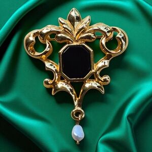 Vintage Avon Gold tone with  Black Stone Brooch with Freshwater Pearl Drop